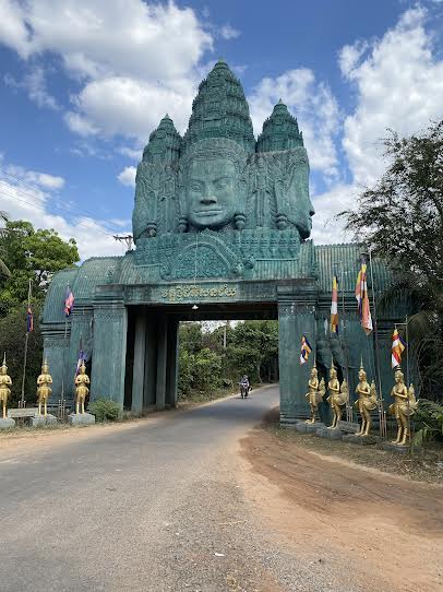 私たちはカンボジアのシェリムアップのアンコールクラウという小さな村で自然農法によるお米栽培をしています。